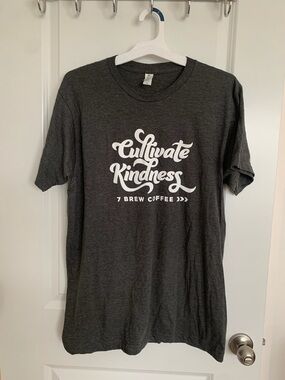 7Brew Coffee Cultivate Kindness Gray Short Sleeve Graphic T-Shirt Women’s Size L